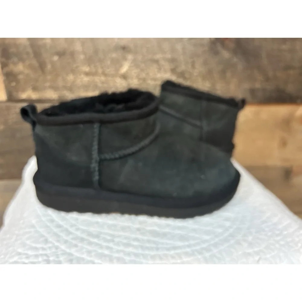 UGG Classic Ultra Mini Kids‎ Mini Boots Sz 13 Black Suede Soft Comfort Slip On
